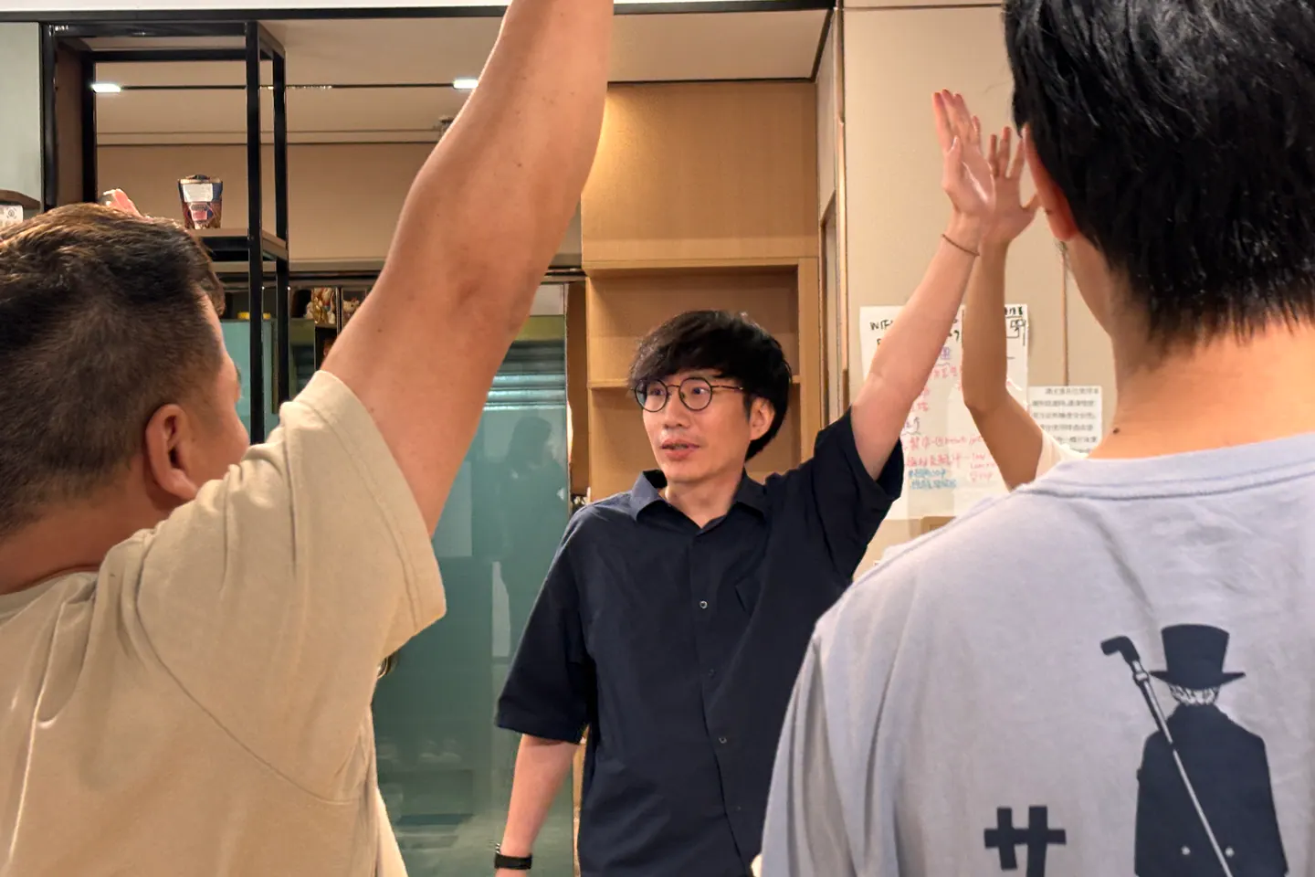 白光玩樂遊活動中，謝偉倫與參加者一起舉手進行互動