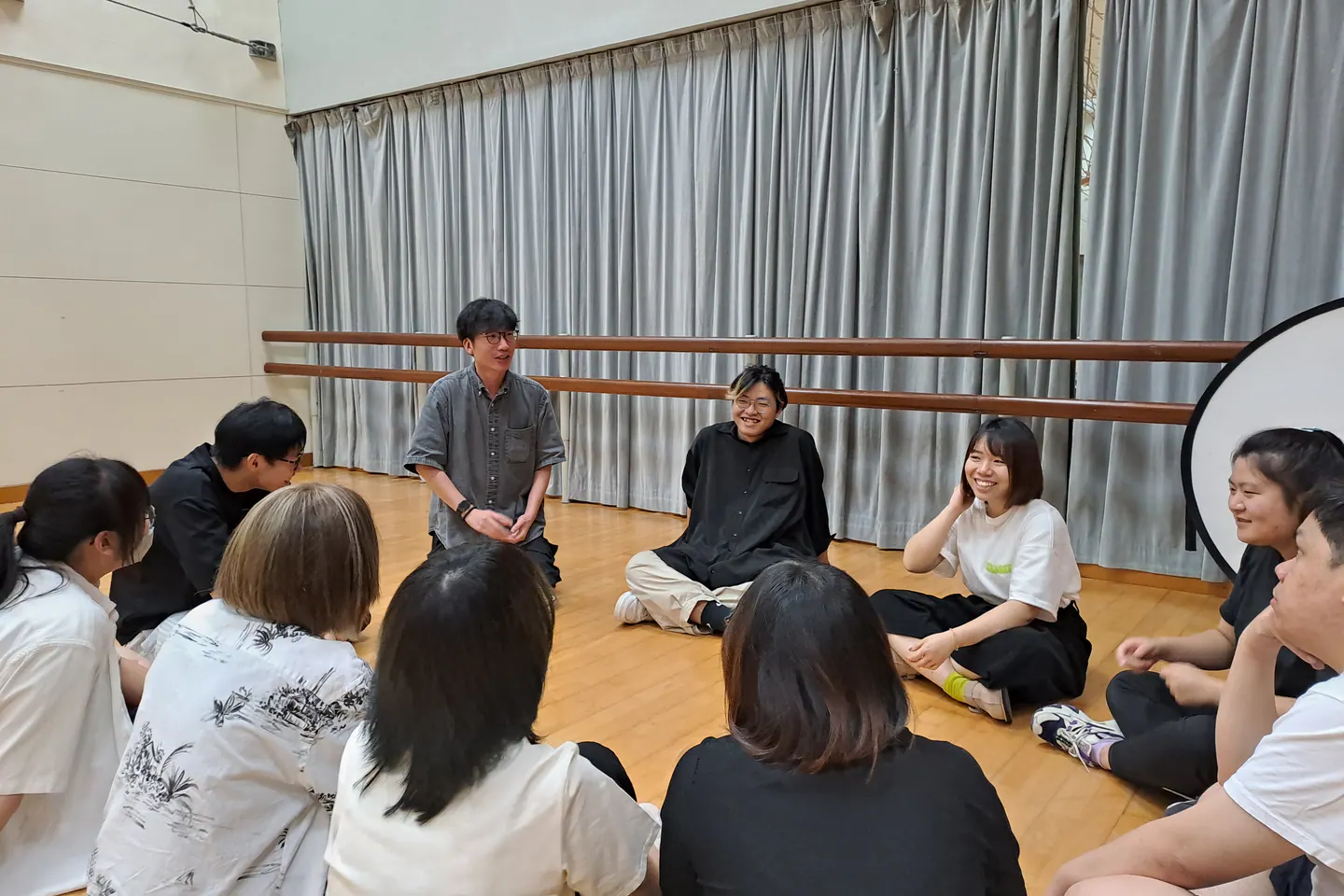 青年機構合作活動中，參加者圍坐成圈，謝偉倫帶領分享