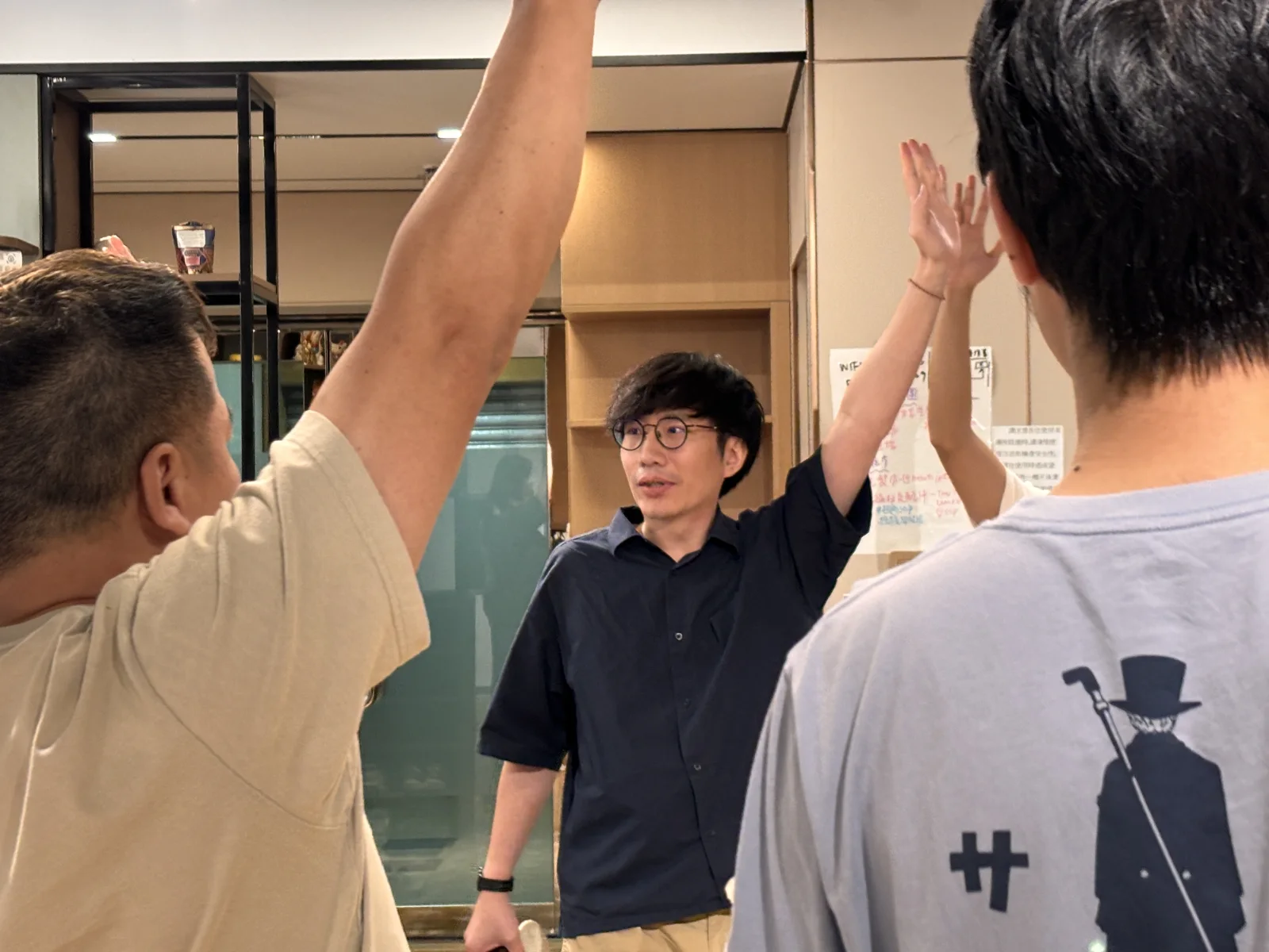 參加者在遊戲中一起舉起雙手