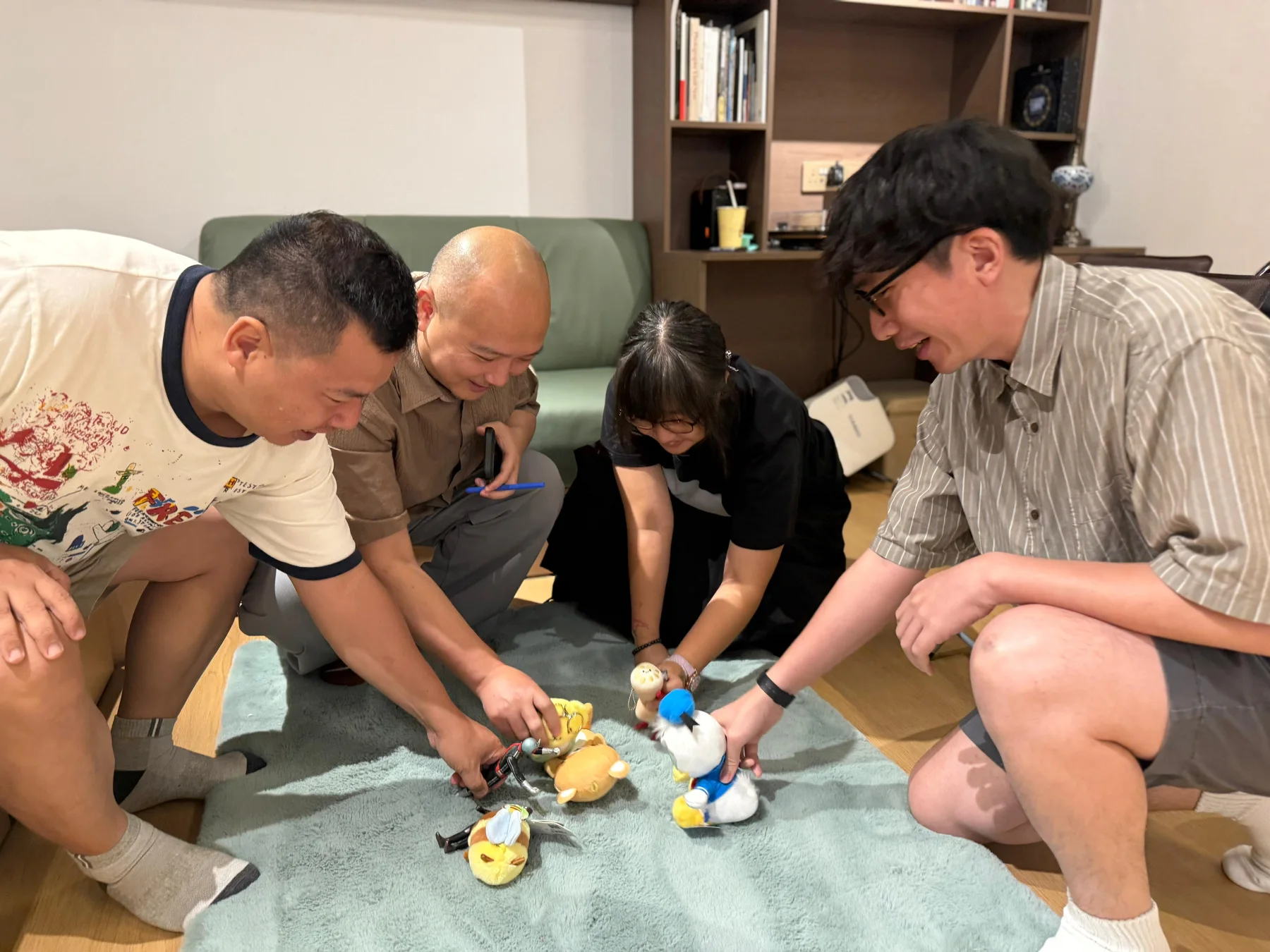參加者圍在一起，以公仔輕鬆玩遊戲