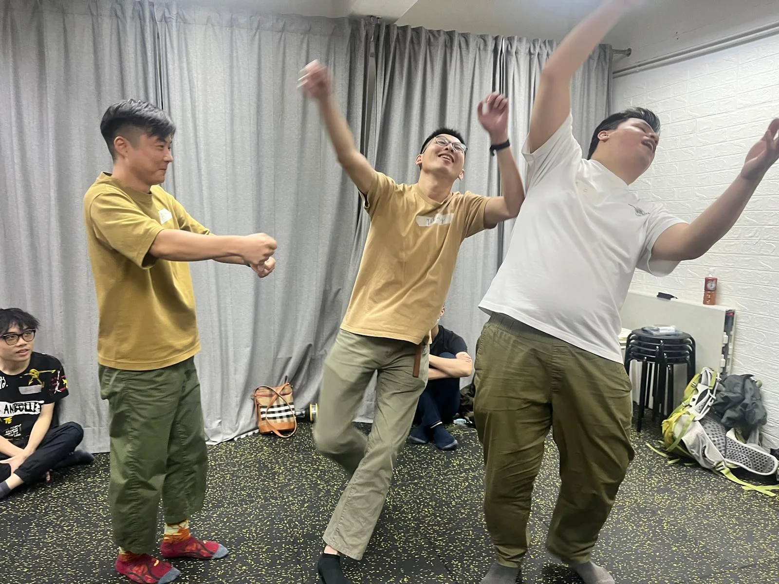 參加者用身體動作一起玩遊戲